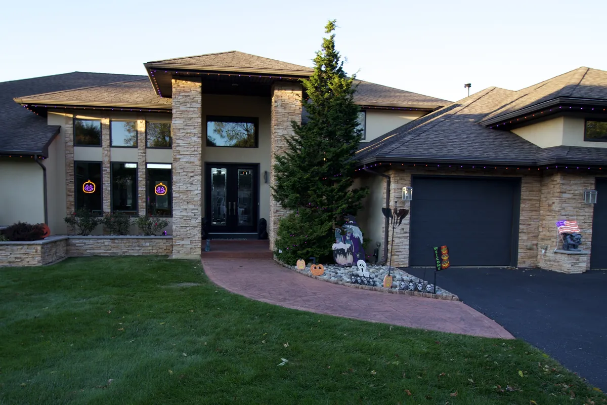 Prairie-style home in daylight with permanent Trimlight lights off and hidden under the trim